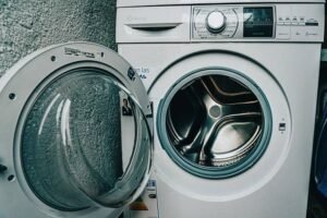 WHITE WASHING MACHINE